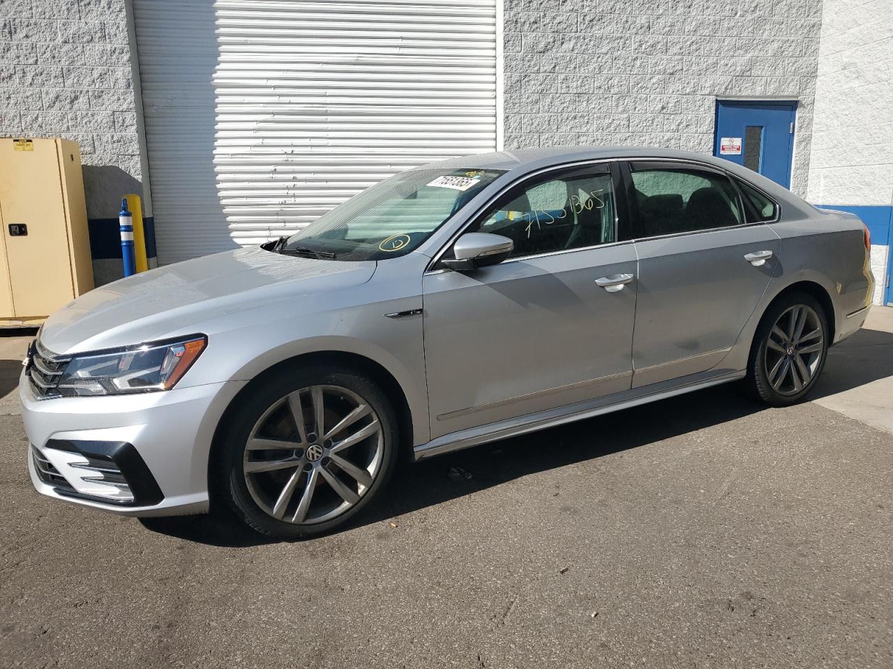 VOLKSWAGEN PASSAT R-LINE