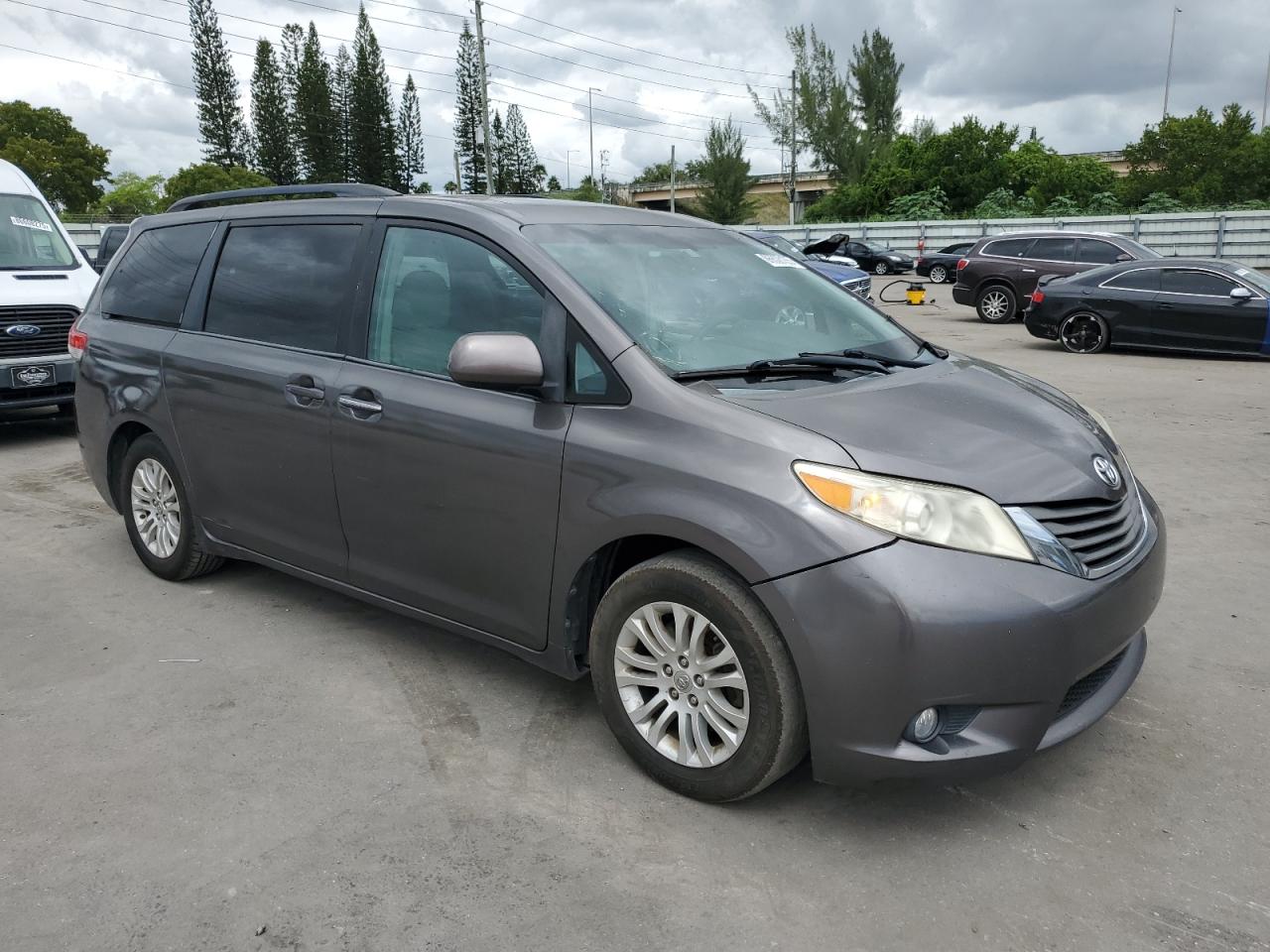 TOYOTA SIENNA XLE