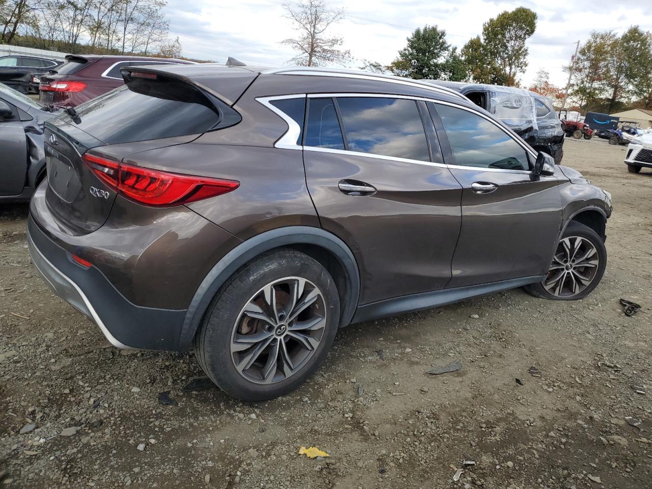INFINITI QX30 LUXE