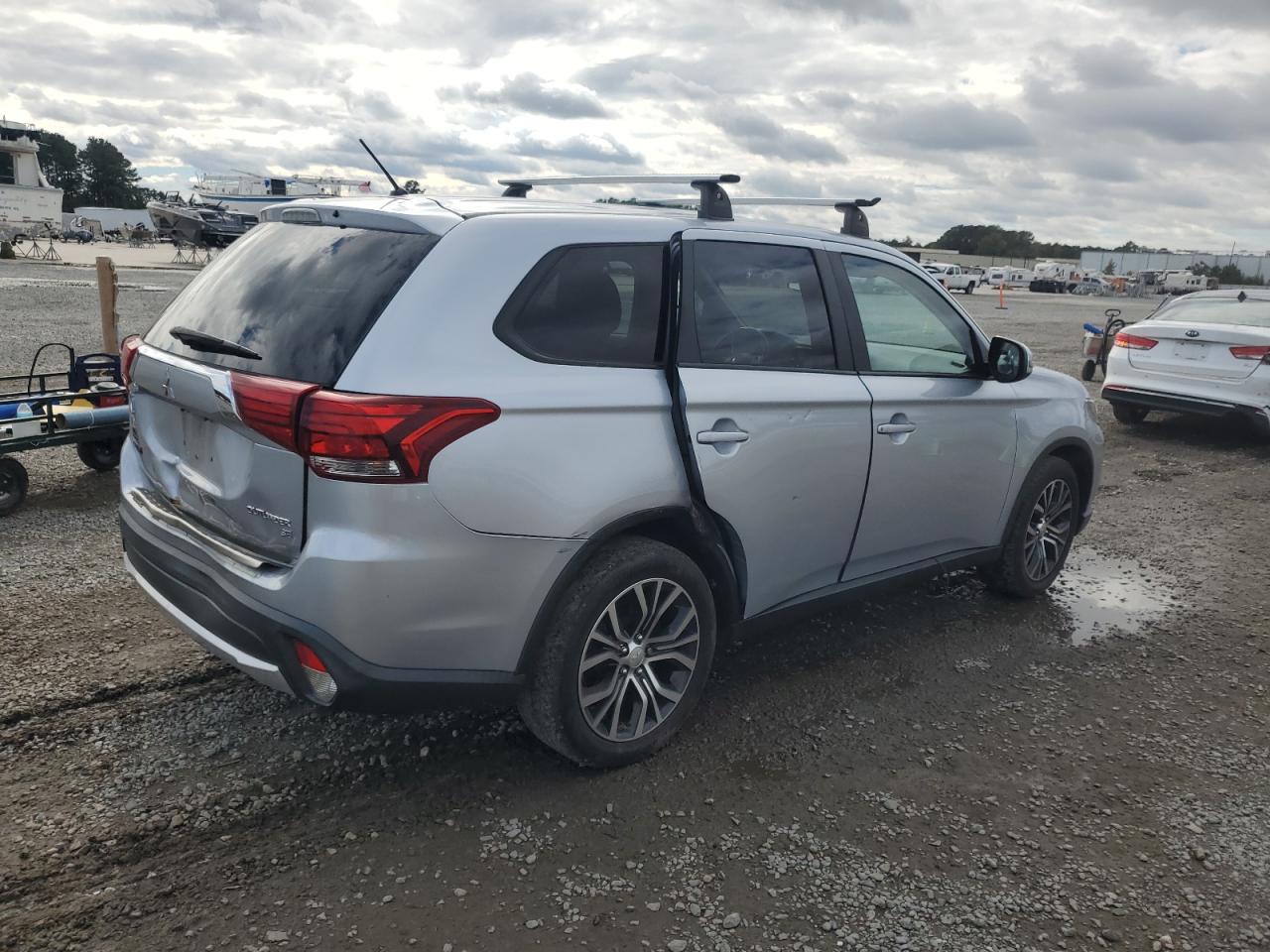 MITSUBISHI OUTLANDER SE