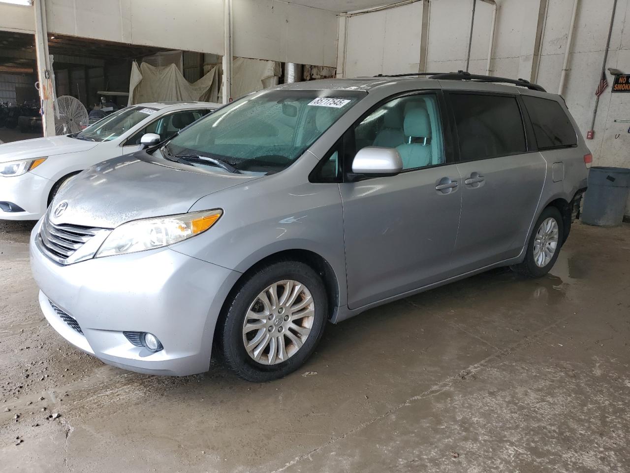 TOYOTA SIENNA XLE