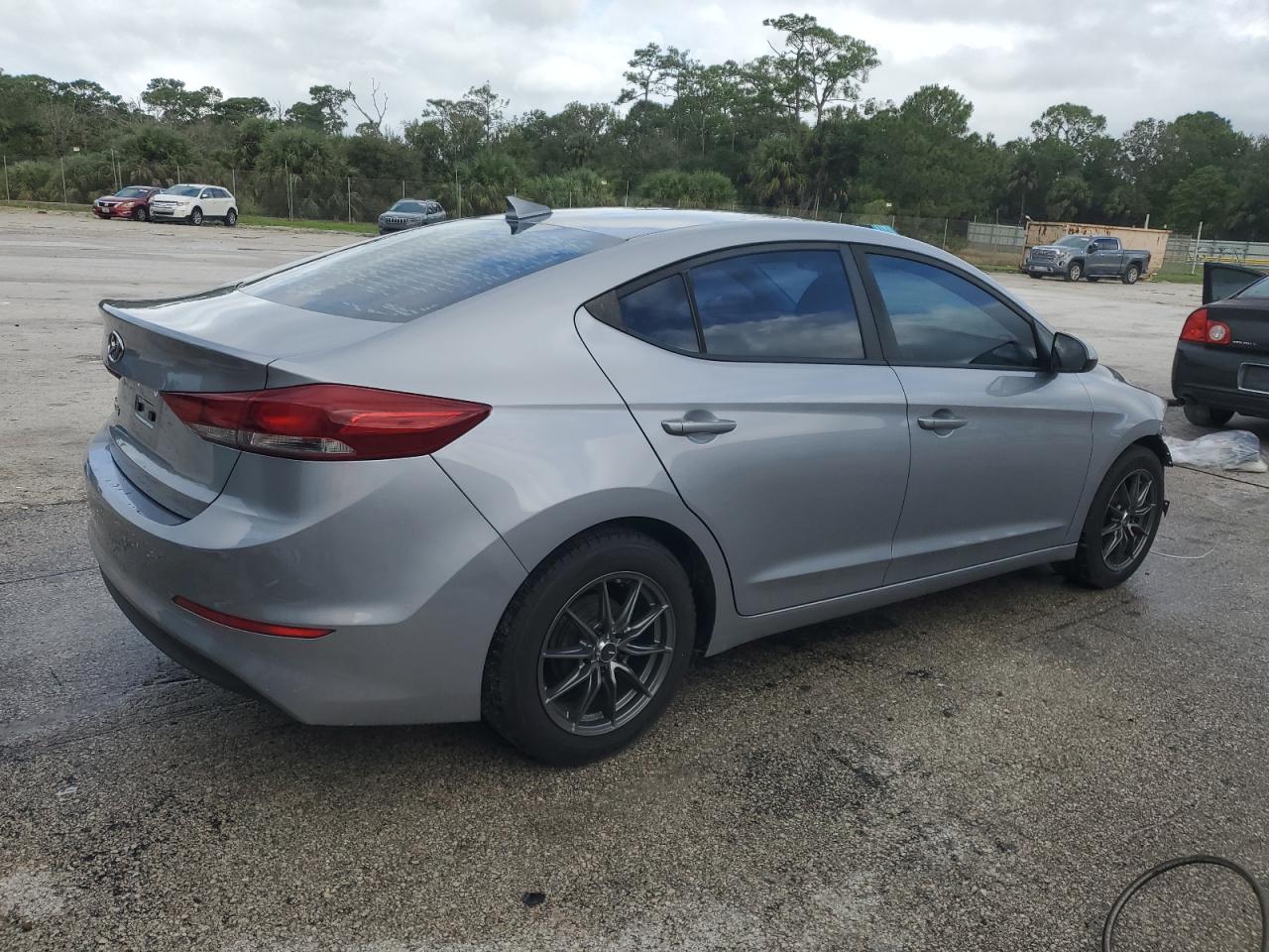 HYUNDAI ELANTRA SE