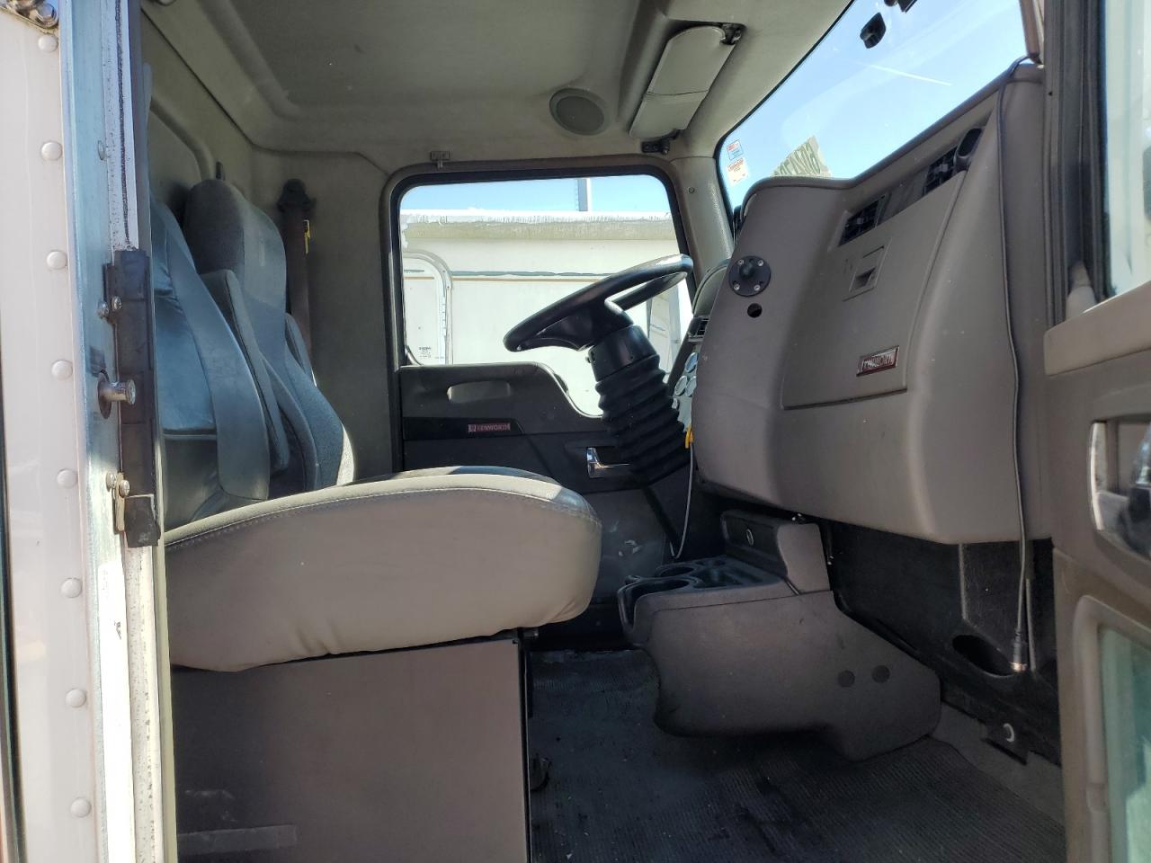 Lot #3284608349 2013 KENWORTH CONSTRUCTI