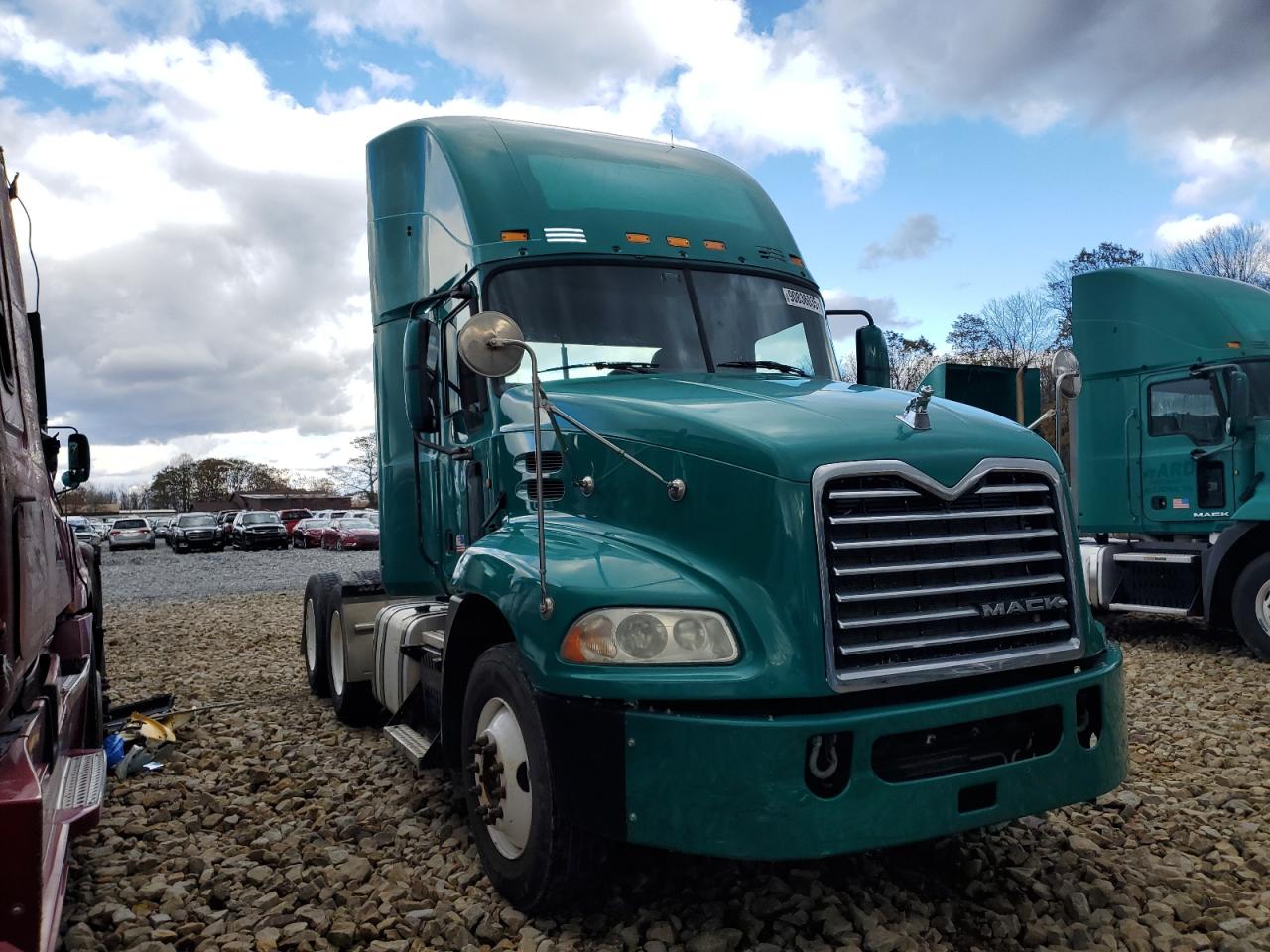 Lot #3281471009 2014 MACK CXU613