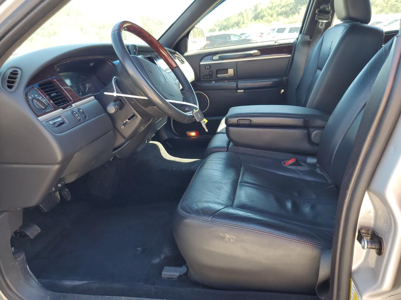 LINCOLN TOWN CAR SIGNATURE LONG WHEELBASE