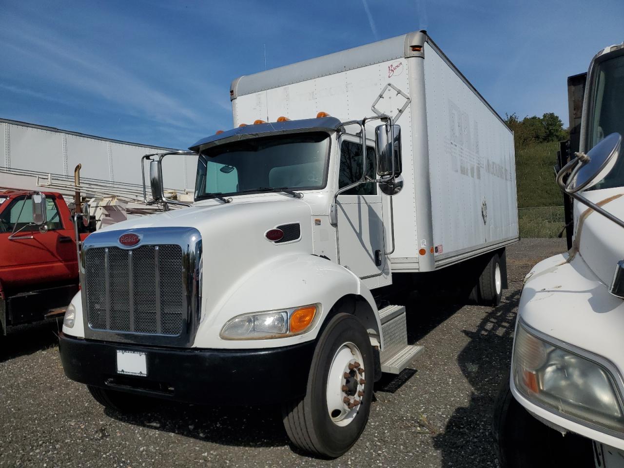Lot #3265012917 2016 PETERBILT 337