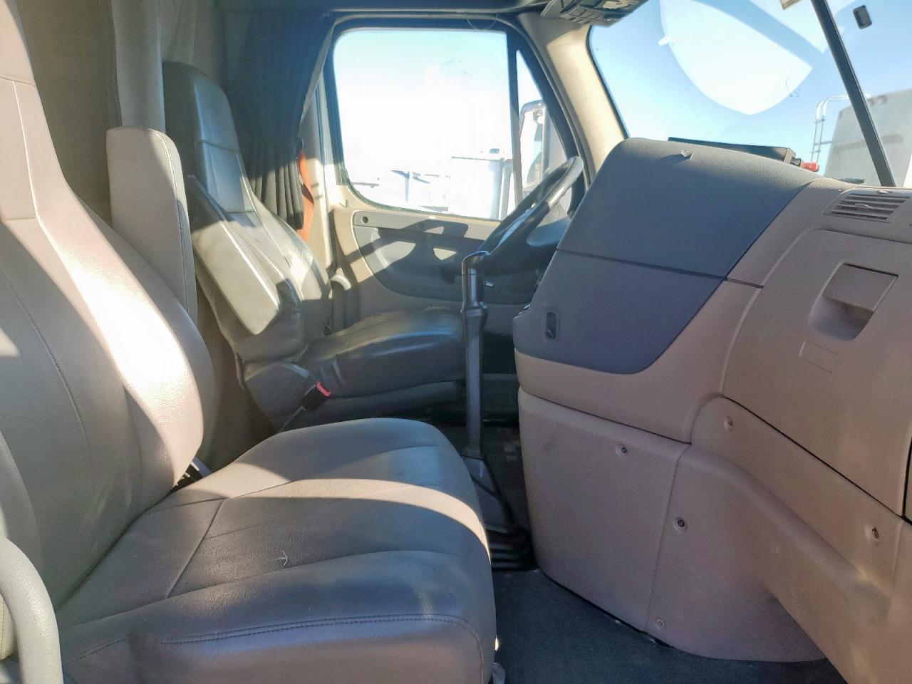 Lot #3279554235 2016 FREIGHTLINER CASCADIA 1