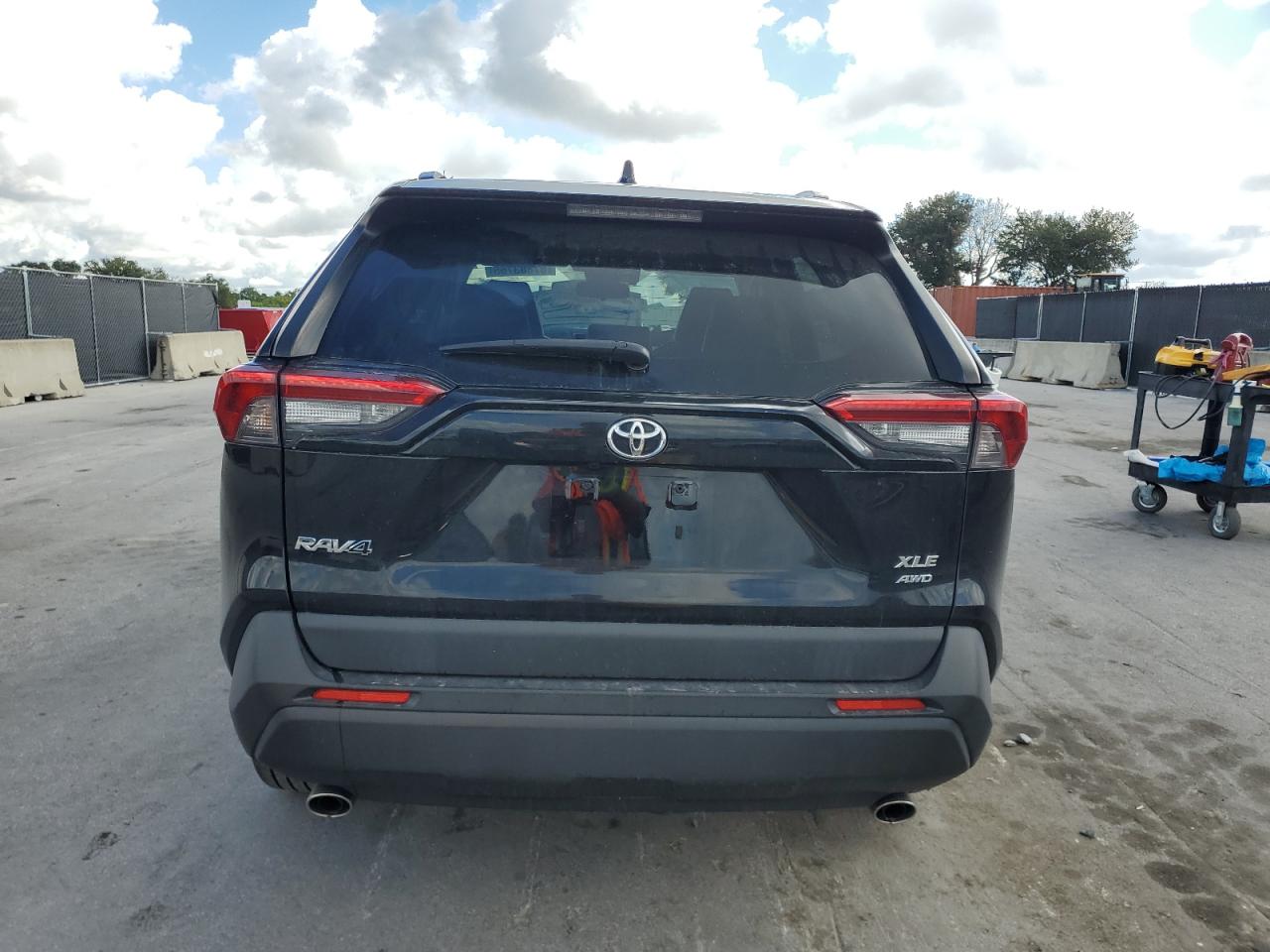 TOYOTA RAV4 XLE PREMIUM