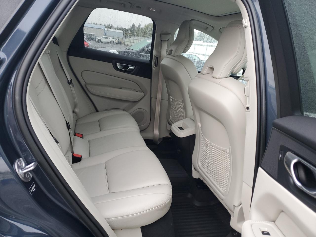 VOLVO XC60 B5 MOMENTUM