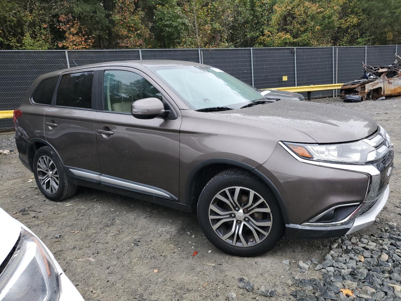 MITSUBISHI OUTLANDER SE