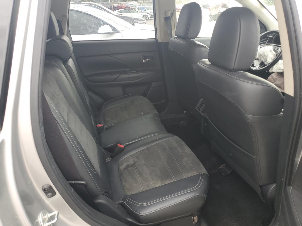 MITSUBISHI OUTLANDER SE