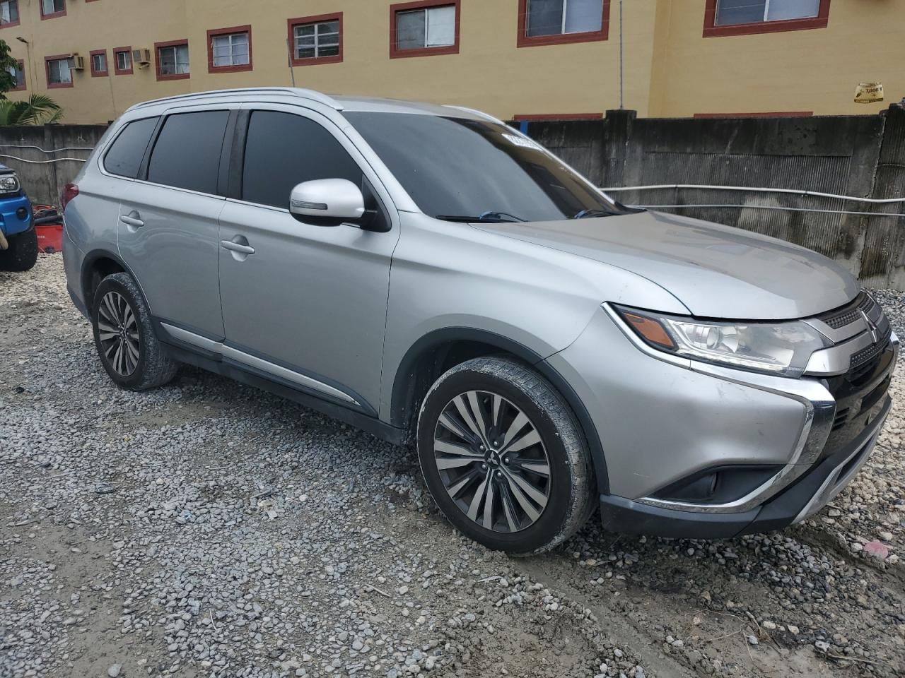 MITSUBISHI OUTLANDER SE
