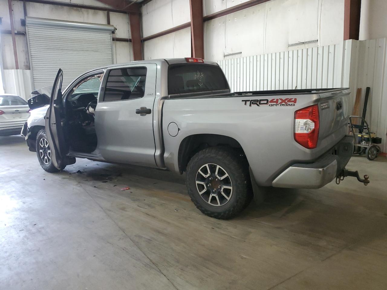 TOYOTA TUNDRA CREWMAX SR5