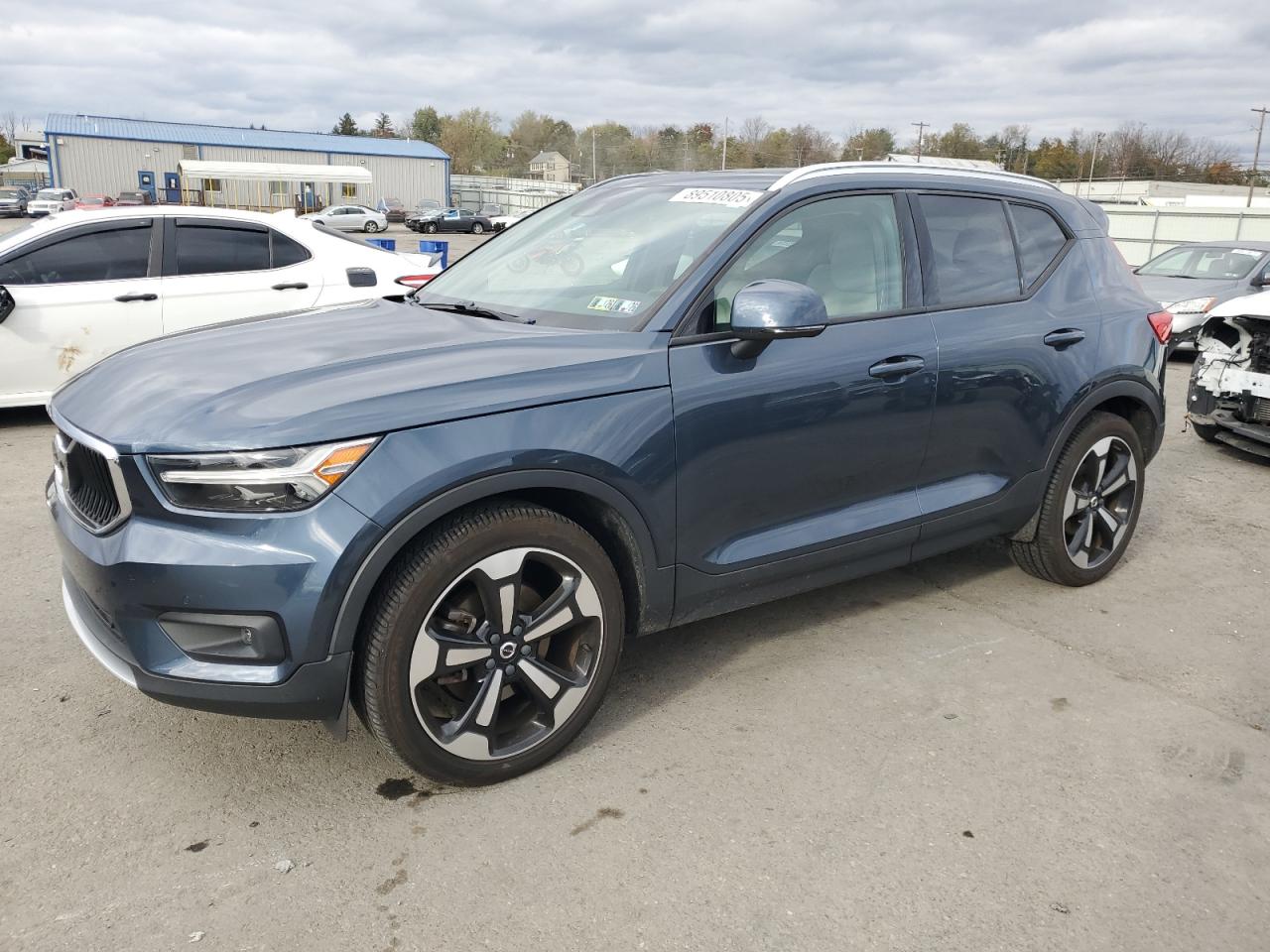 VOLVO XC40 T5 MOMENTUM