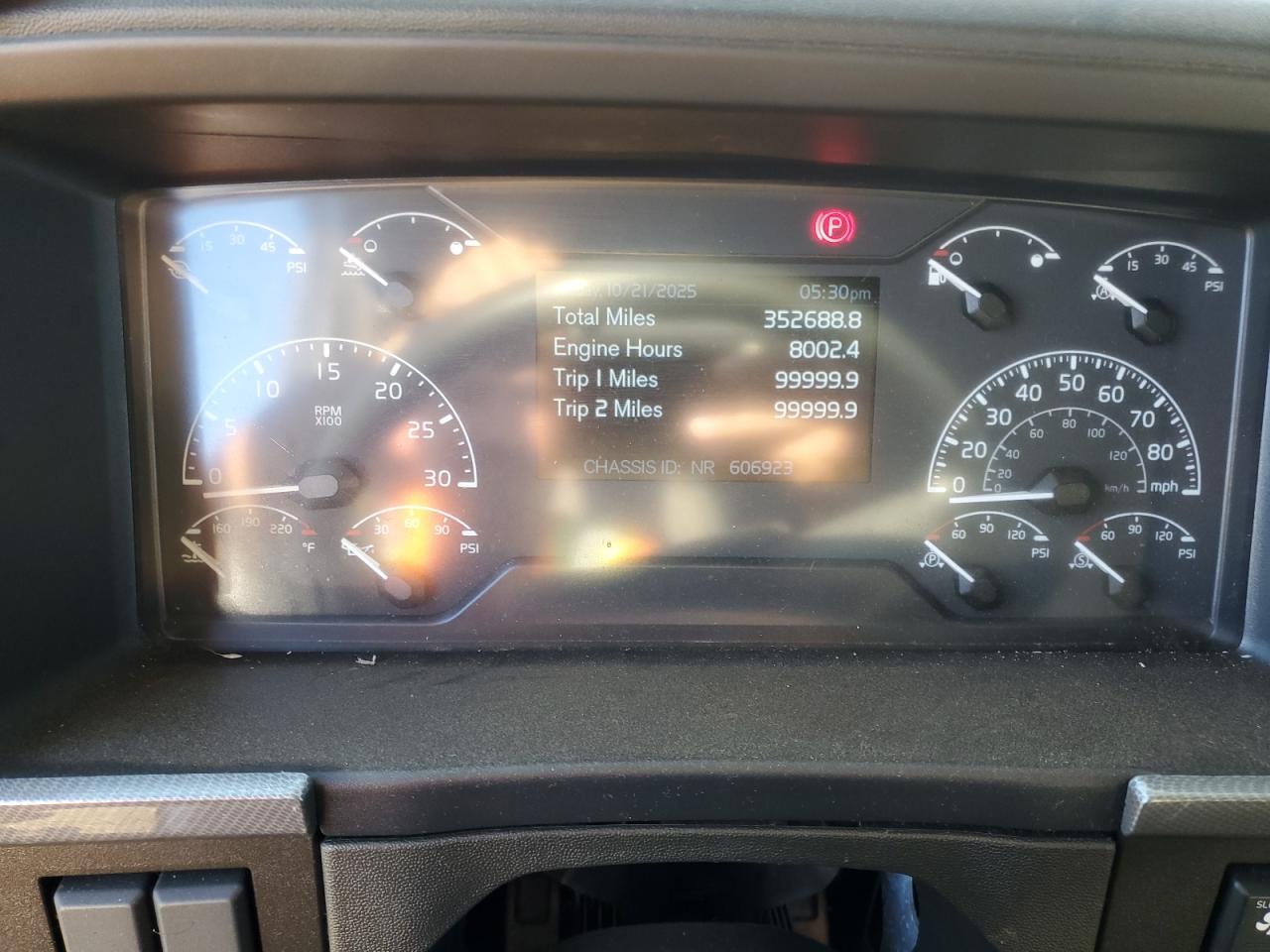 Lot #3302928619 2022 VOLVO VNL