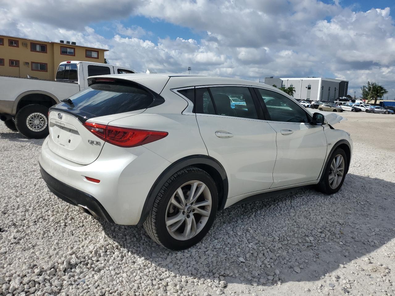 INFINITI QX30 BASE