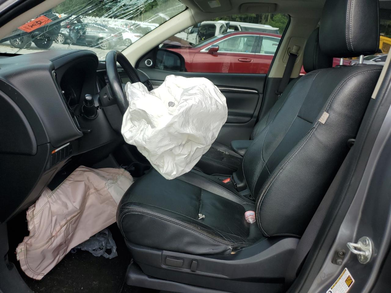 MITSUBISHI OUTLANDER SE