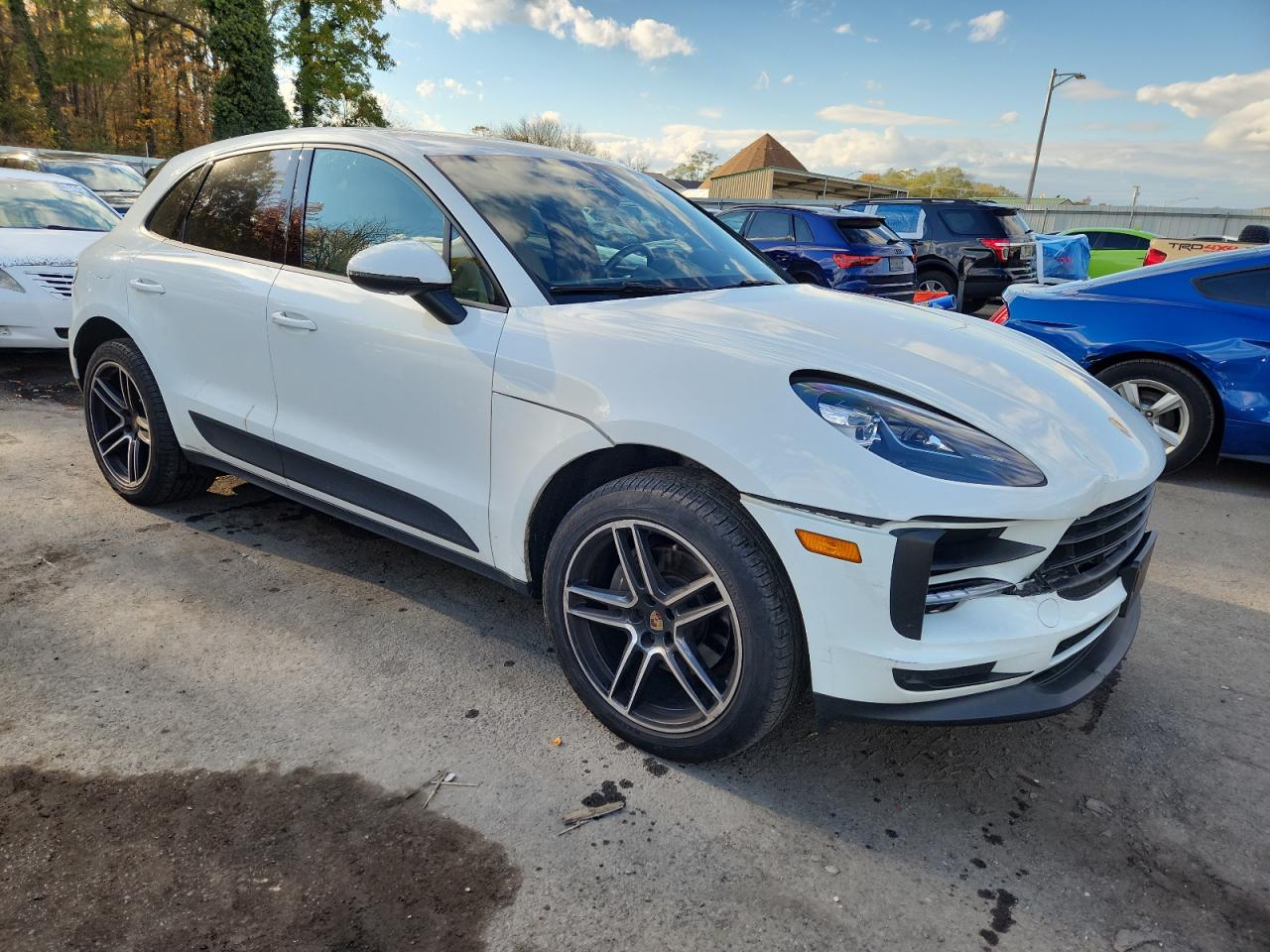 PORSCHE MACAN