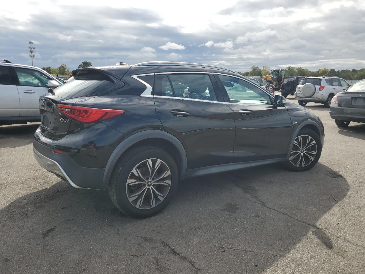 INFINITI QX30 BASE
