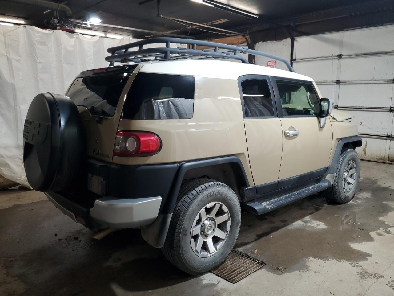 TOYOTA FJ CRUISER