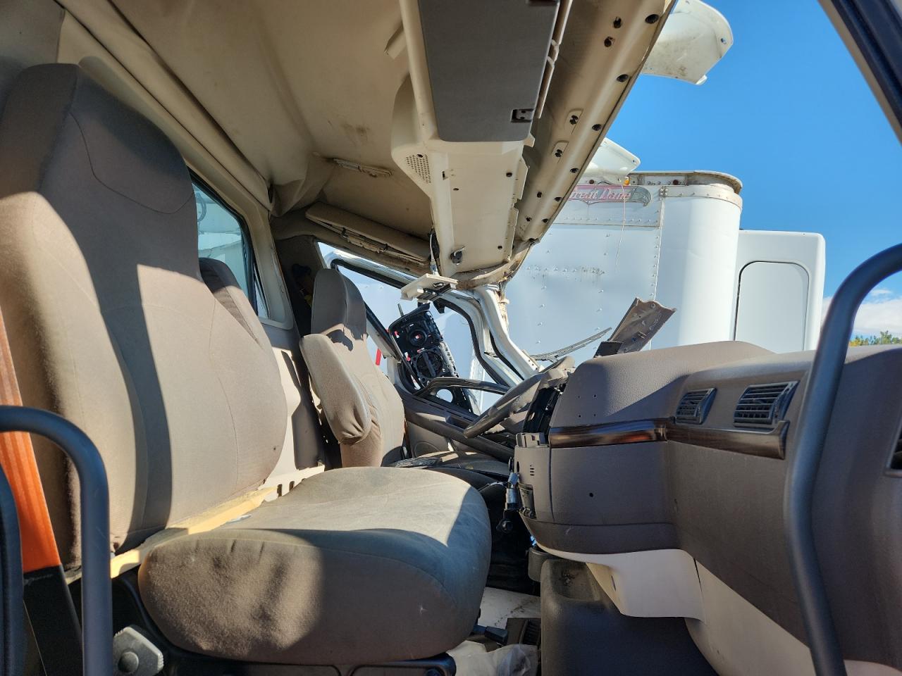 Lot #3302152118 2017 VOLVO VNM