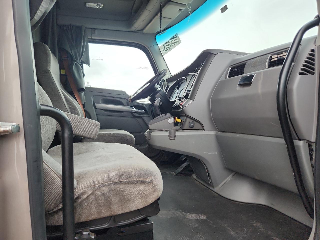 Lot #3297084517 2017 KENWORTH T680