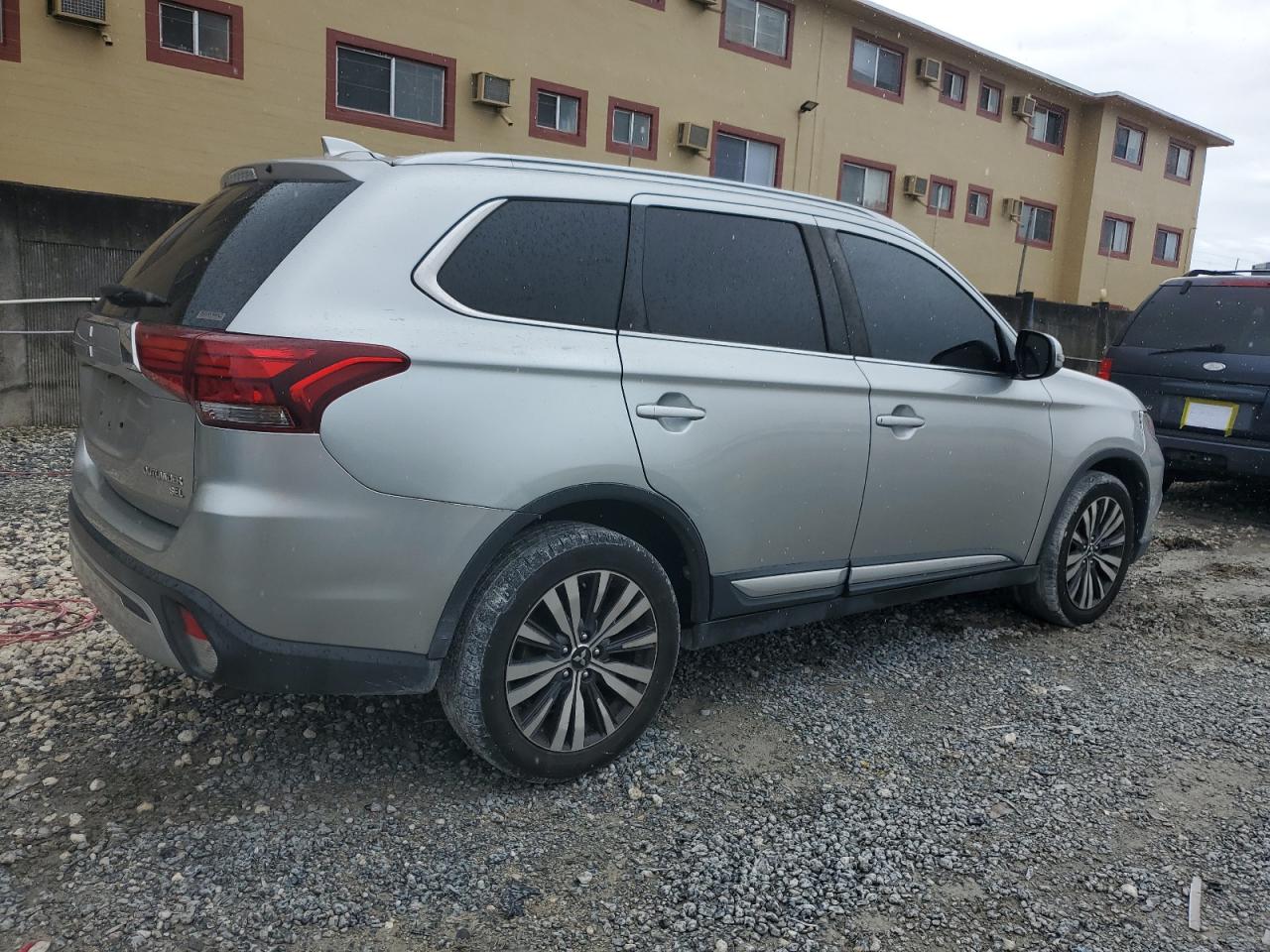 MITSUBISHI OUTLANDER SE