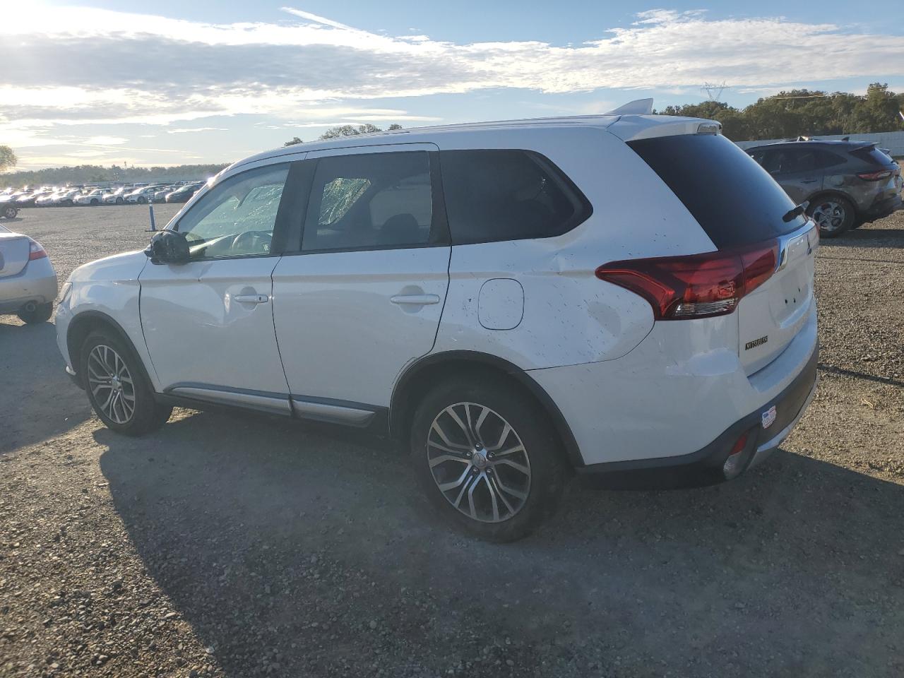 MITSUBISHI OUTLANDER SE