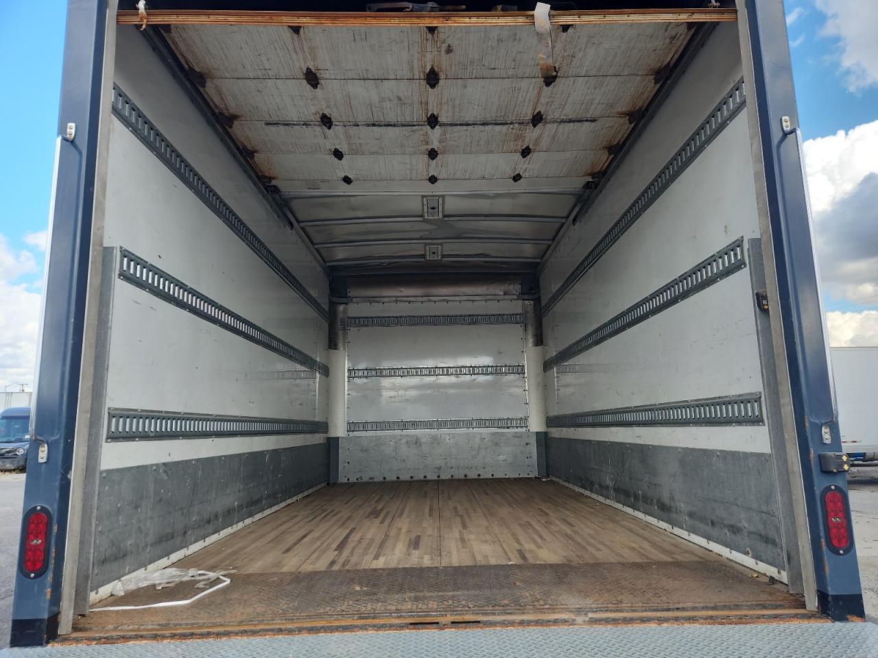 Lot #3262058096 2020 HINO 195