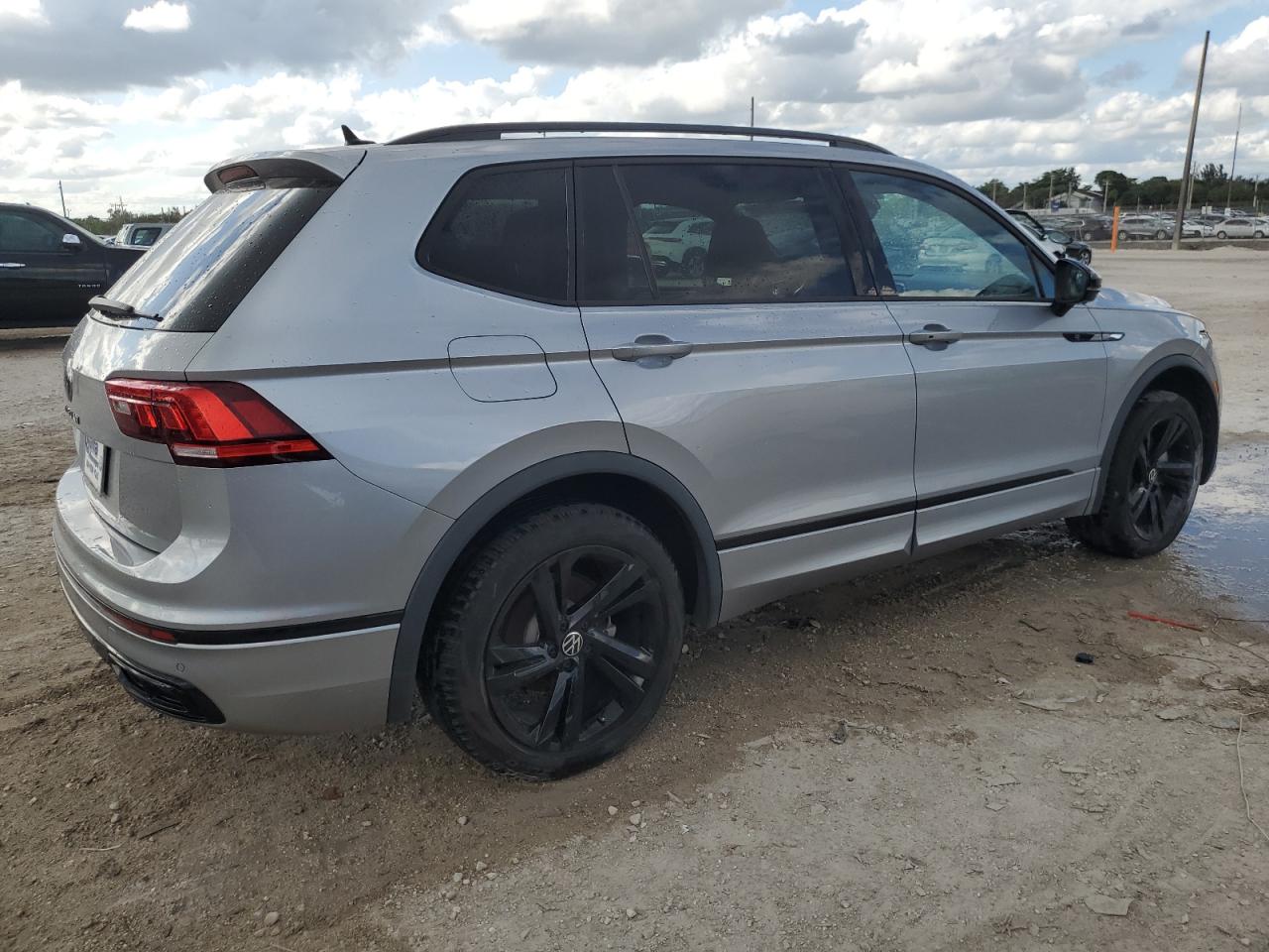 VOLKSWAGEN TIGUAN SE R-LINE BLACK