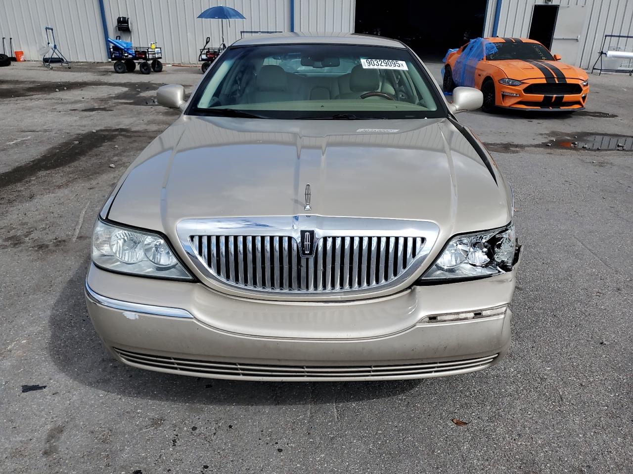 LINCOLN TOWN CAR SIGNATURE LIMITED