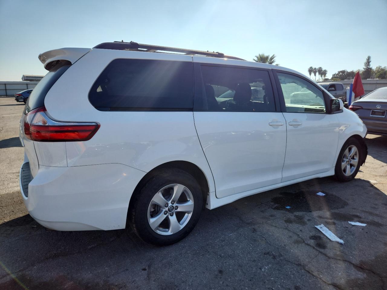 Lot #3304022596 2018 TOYOTA SIENNA LE