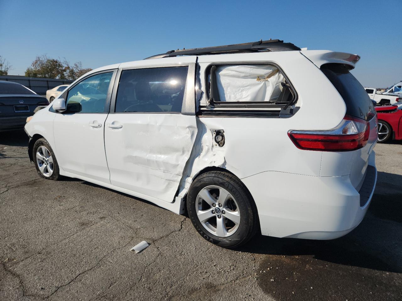 Lot #3304022596 2018 TOYOTA SIENNA LE
