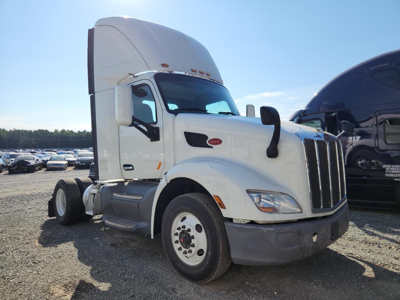 Lot #3315937099 2017 PETERBILT TRACTOR 579