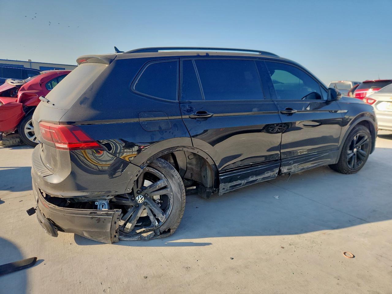 VOLKSWAGEN TIGUAN SE R-LINE BLACK