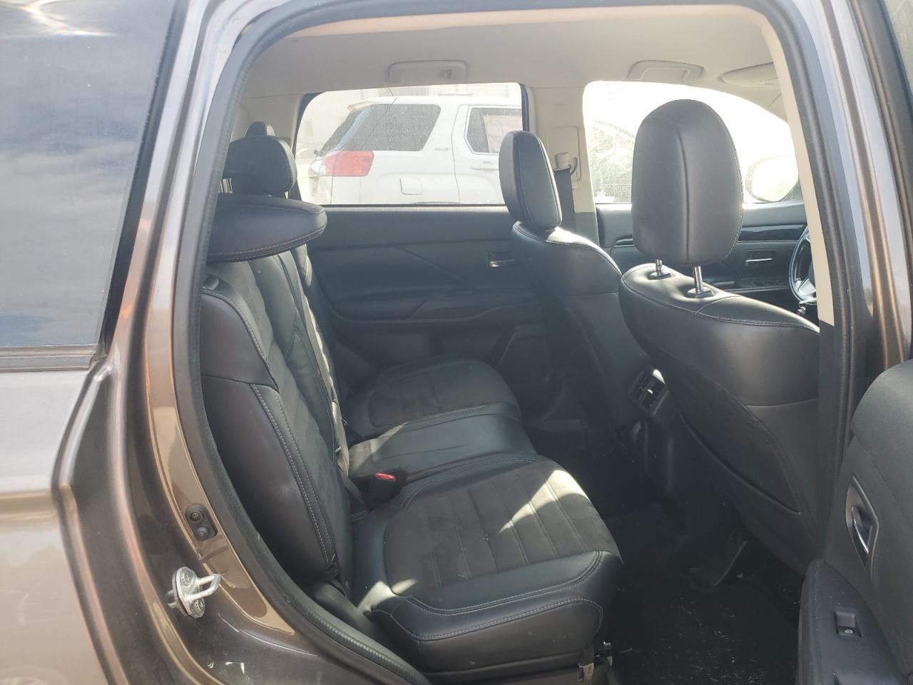 MITSUBISHI OUTLANDER SE