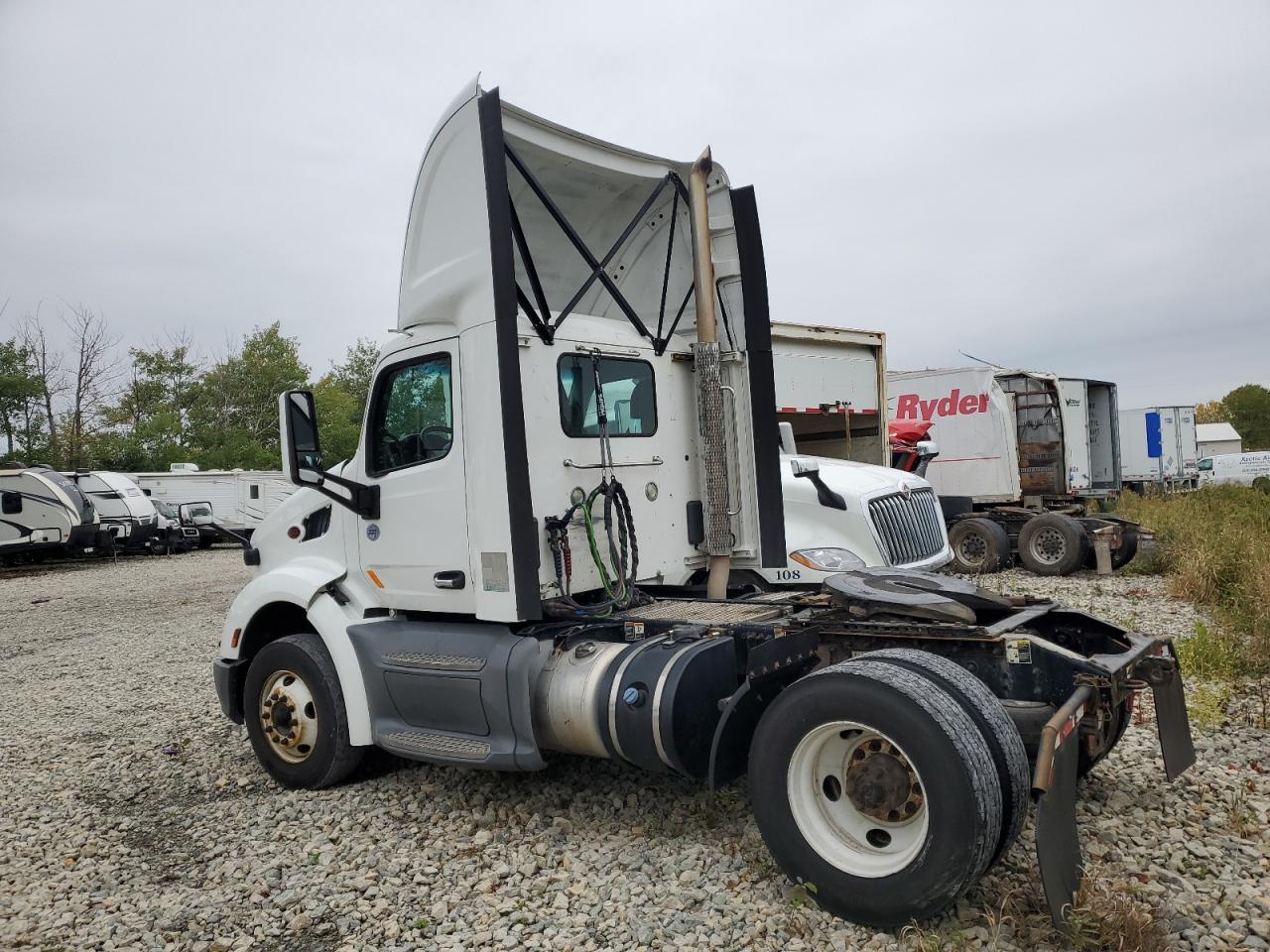 Lot #3278977032 2019 PETERBILT 579