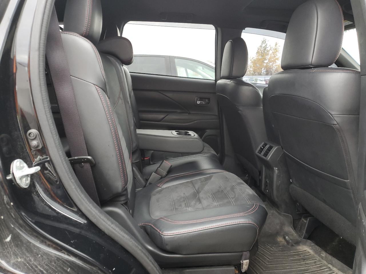 MITSUBISHI OUTLANDER SE