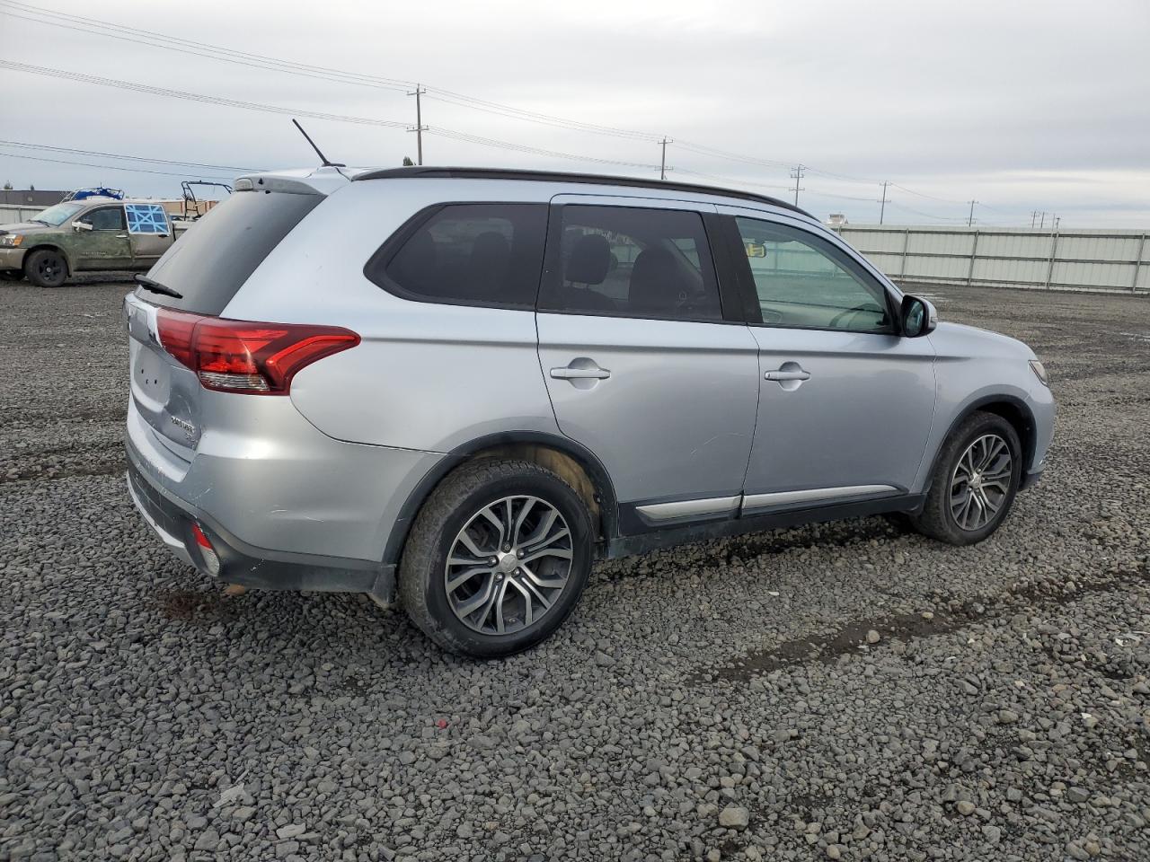MITSUBISHI OUTLANDER SE