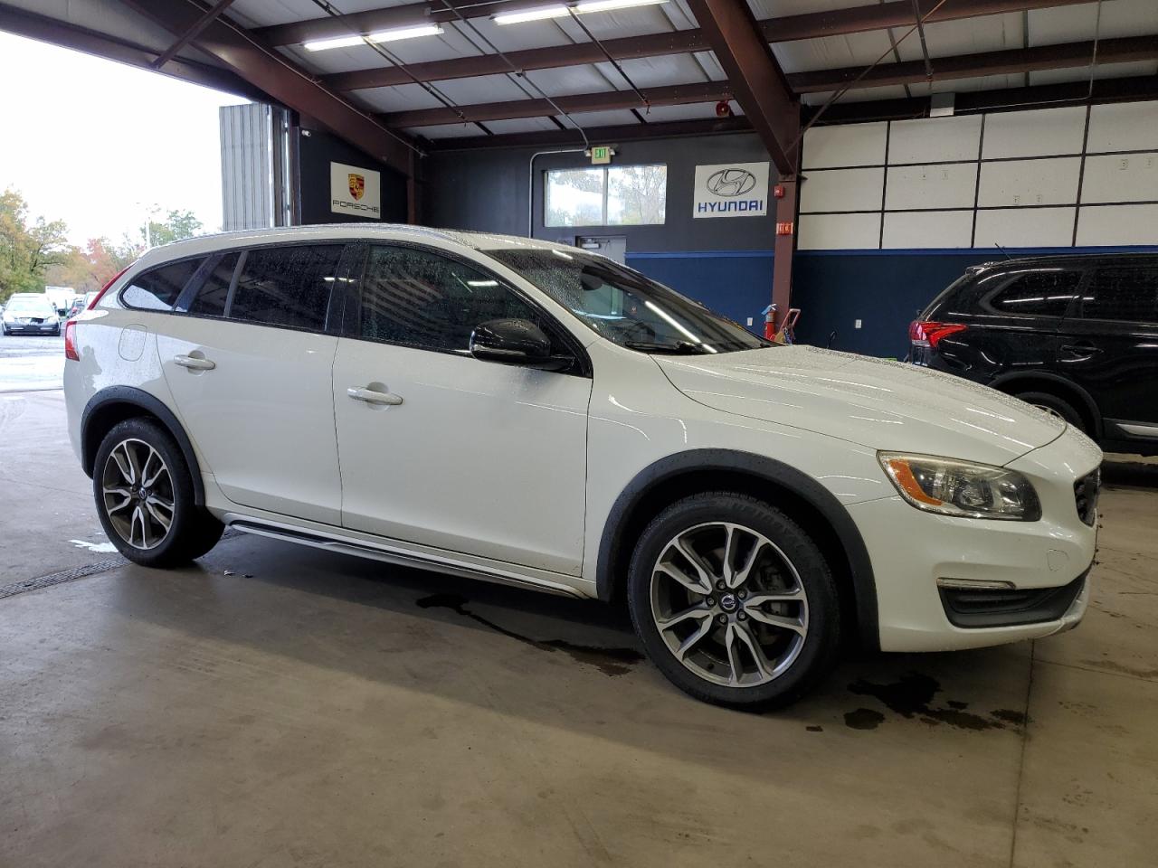 Lot #3263758140 2016 VOLVO V60 CROSS