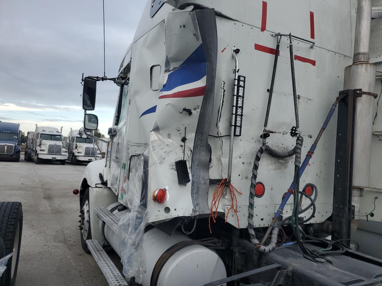 Lot #3276492133 2005 FREIGHTLINER CONVENTION