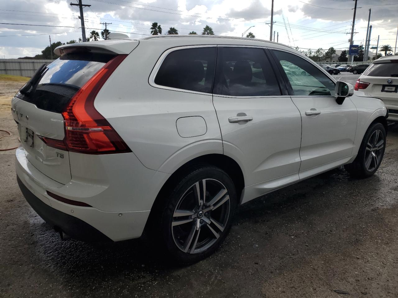 VOLVO XC60 T5 MOMENTUM
