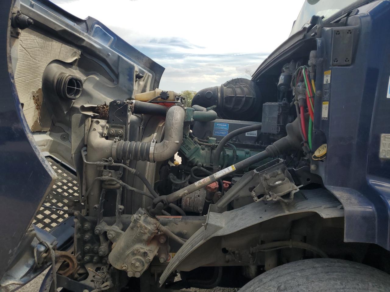 Lot #3265878235 2013 VOLVO VN VNM