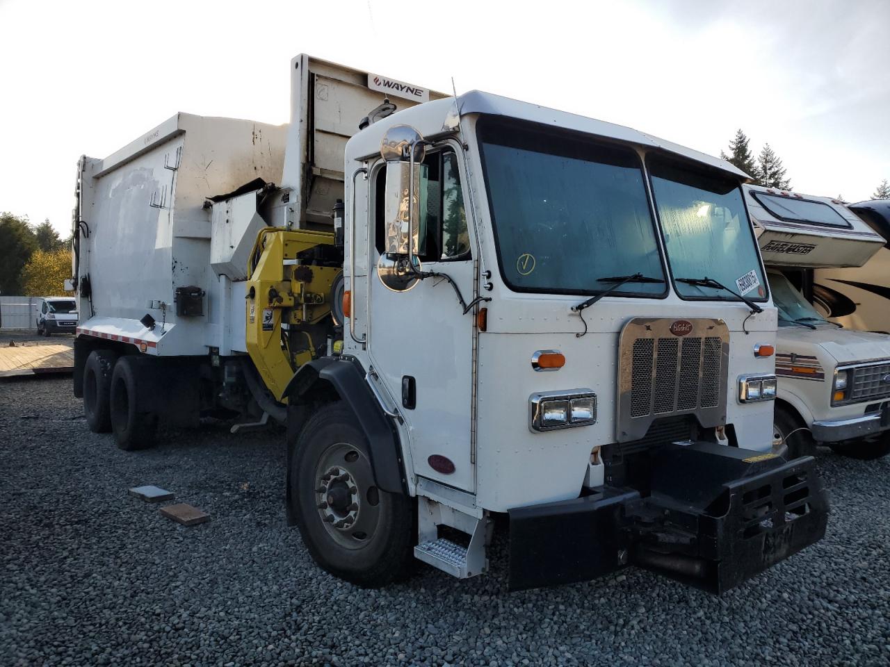 Lot #3268883232 2014 PETERBILT TRACTOR 320