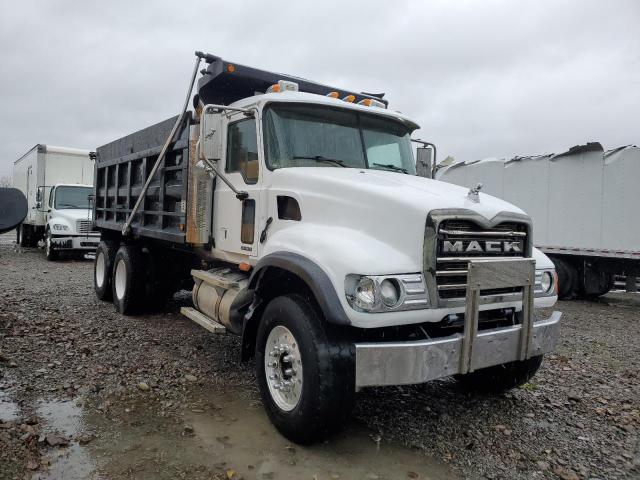 Global Auto Auctions: 2006 MACK 700 CV700