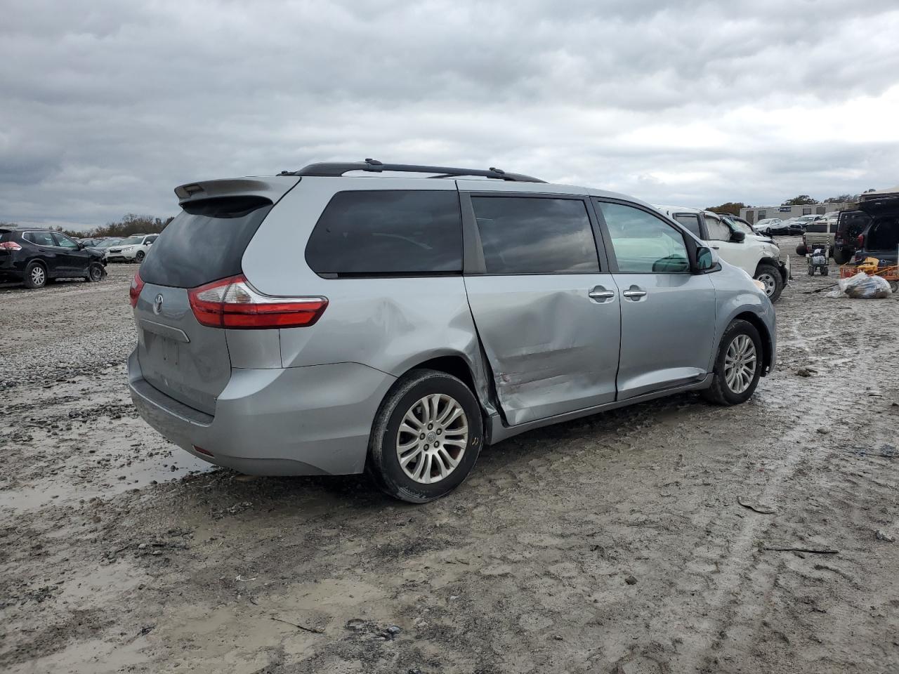 TOYOTA SIENNA XLE