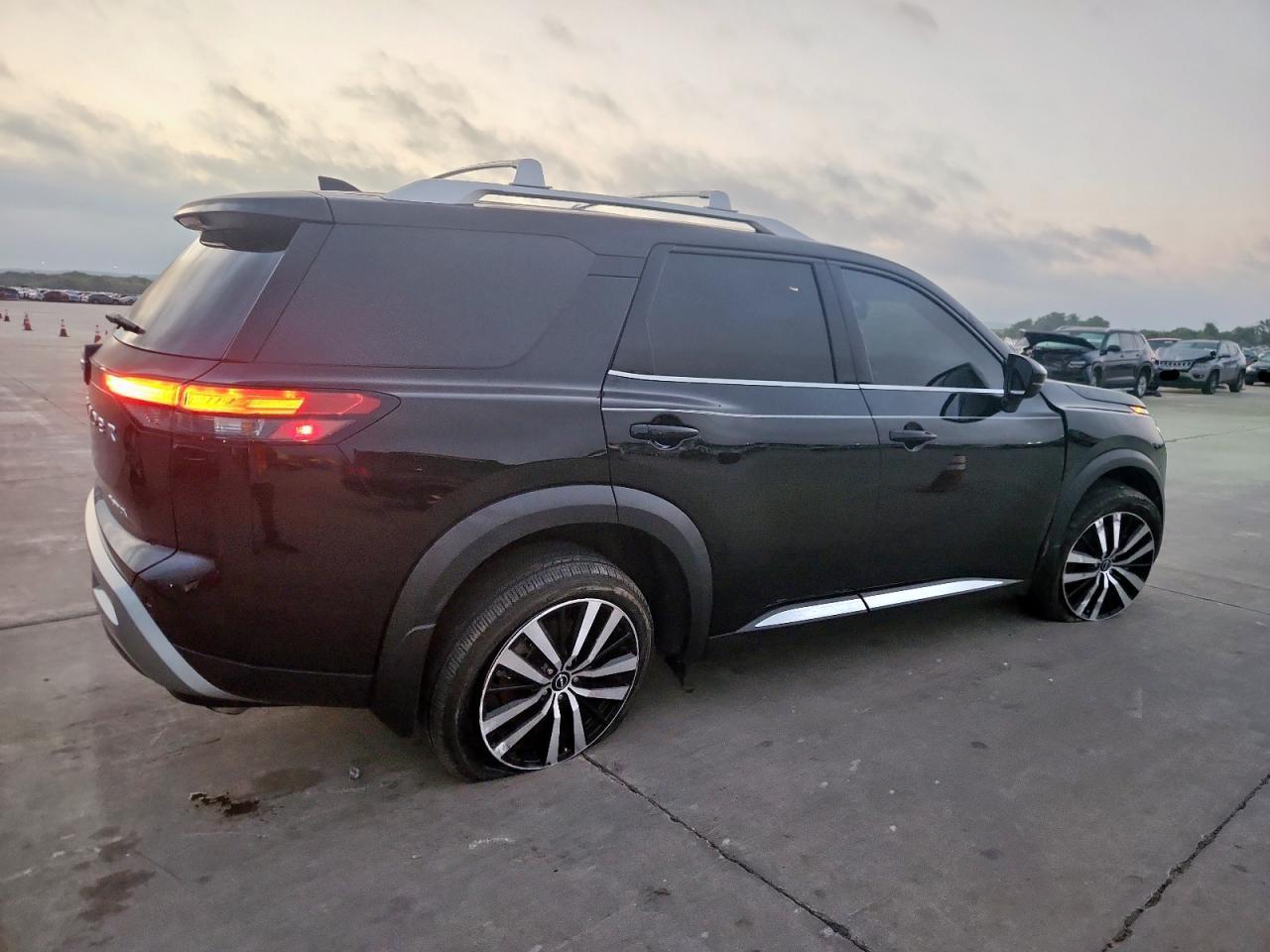 NISSAN PATHFINDER PLATINUM