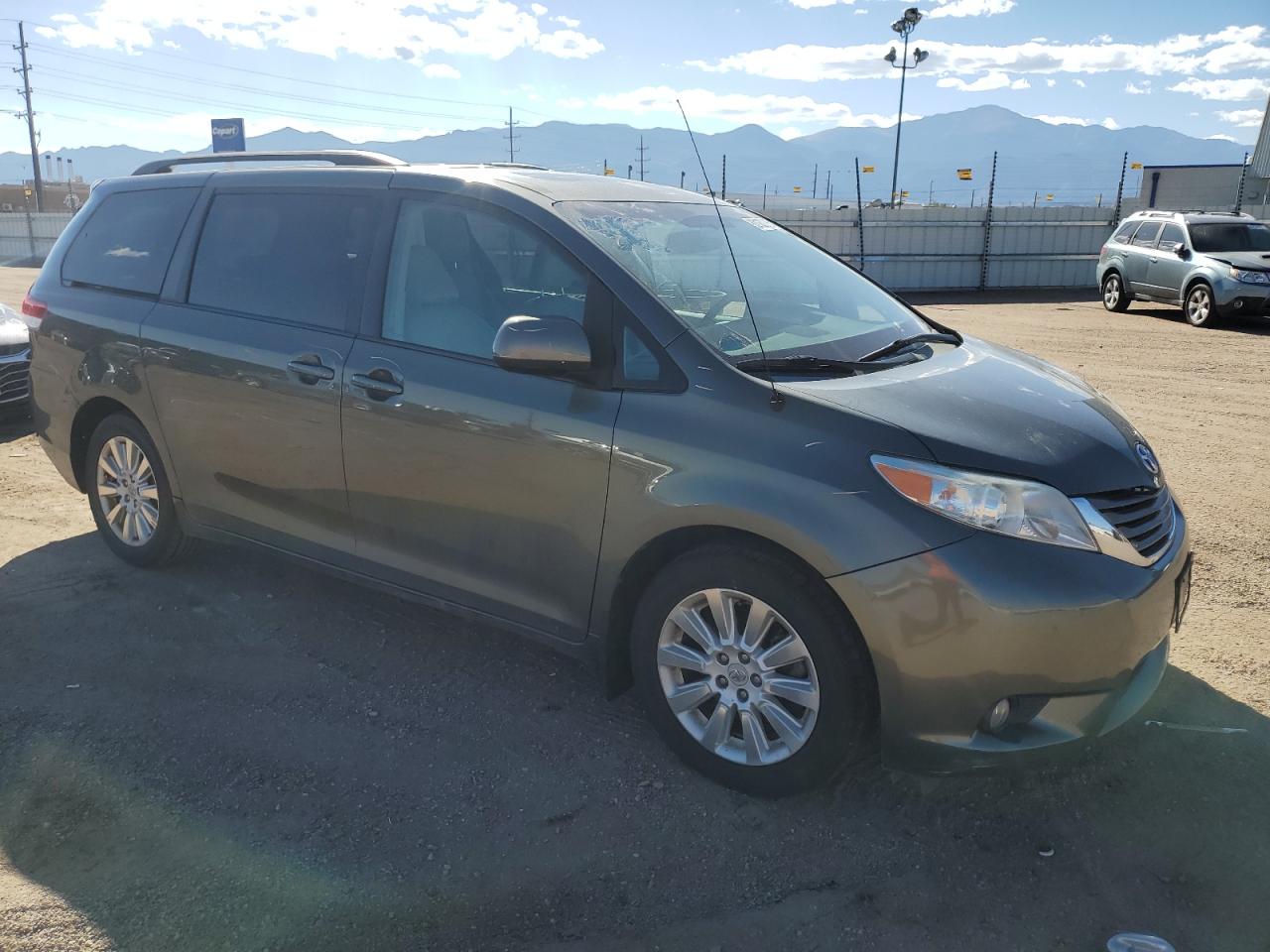 TOYOTA SIENNA XLE