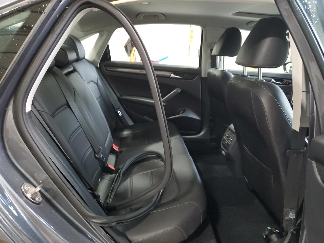 VOLKSWAGEN PASSAT R-LINE