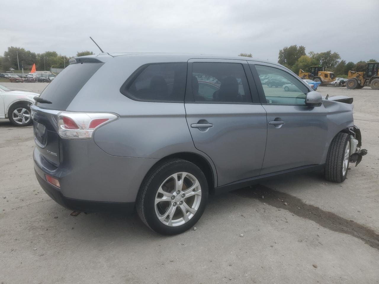MITSUBISHI OUTLANDER SE